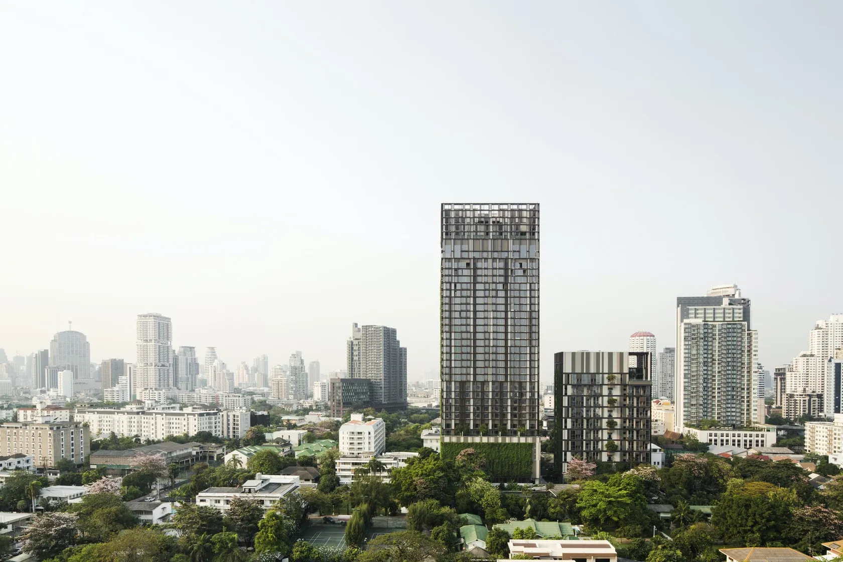 ภาพทิวทัศน์เมืองที่ประกอบด้วยตึกระฟ้ากระจกสมัยใหม่ ล้อมรอบด้วยอาคารสูงอื่นๆ และพื้นท