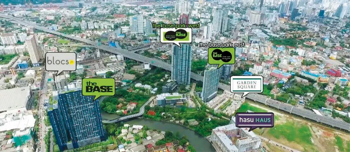 ภาพถ่ายทางอากาศของทิวทัศน์เมืองที่มีอาคารหลายแห่งติดป้ายกำกับ ได้แก่ บล็อกส์, เดอะเบส, 