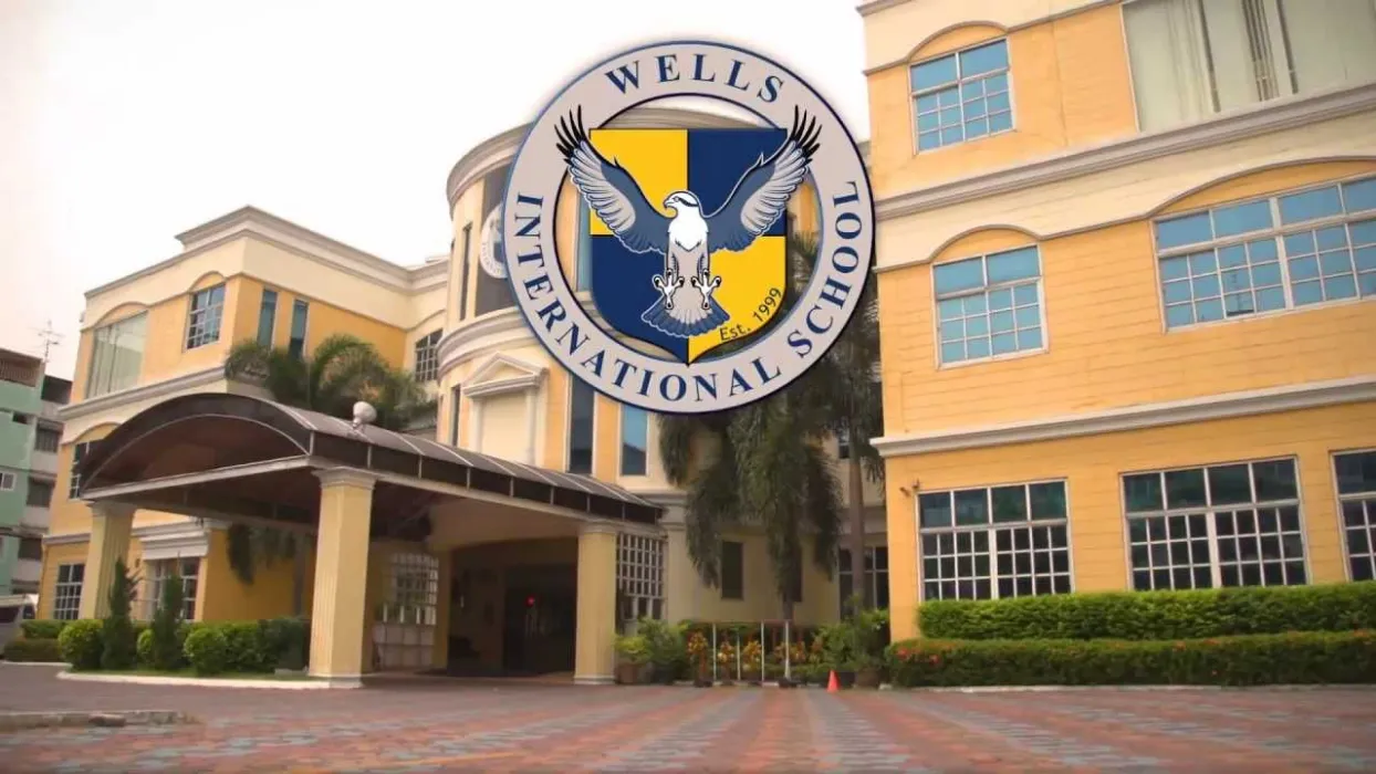 ภาพภายนอกของอาคารเรียนที่มีตราสัญลักษณ์ทรงกลมรูปนกอินทรี