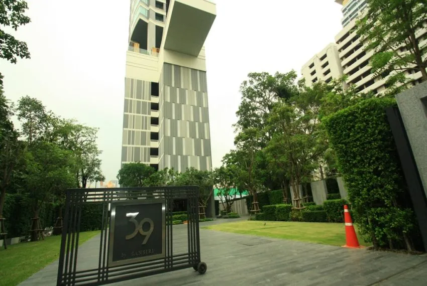 อาคารสูงทันสมัยที่มีสถาปัตยกรรมอันเป็นเอกลักษณ์ พร้อมป้ายหมายเลข "39" โดย Sansiri ตั้งอยู่
