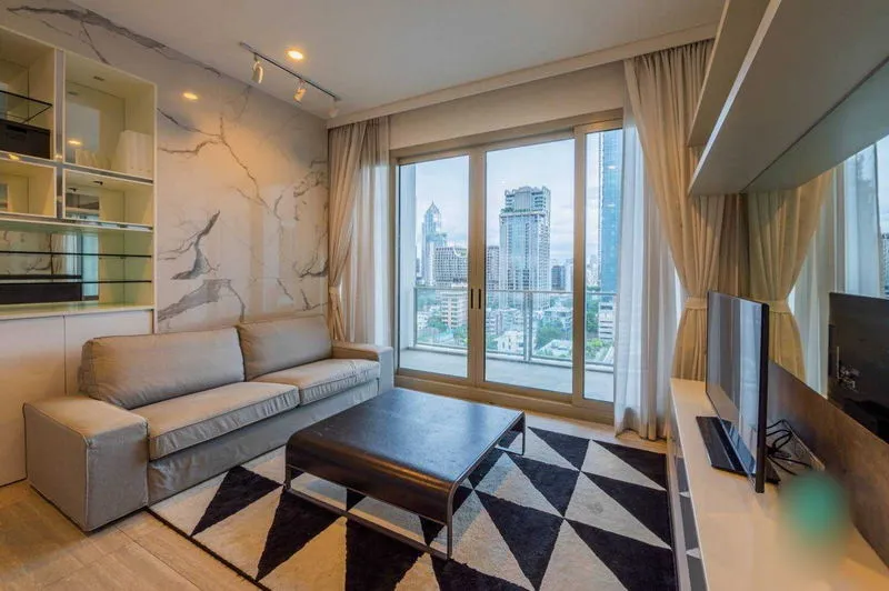 ห้องนั่งเล่นสไตล์โมเดิร์น ตกแต่งด้วยโซฟาสีเทา ผนังเน้นลวดลายหินอ่อน พรมลายเรขาคณิต และ