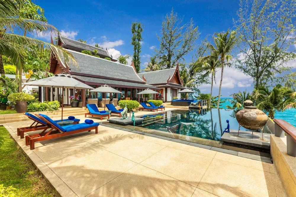 วิลล่าหรูสไตล์ทรอปิคอล พร้อมสระว่ายน้ำแบบอินฟินิตี้ที่ทันสมัย ​​ล้อมรอบด้วยต้นปาล์ม ม