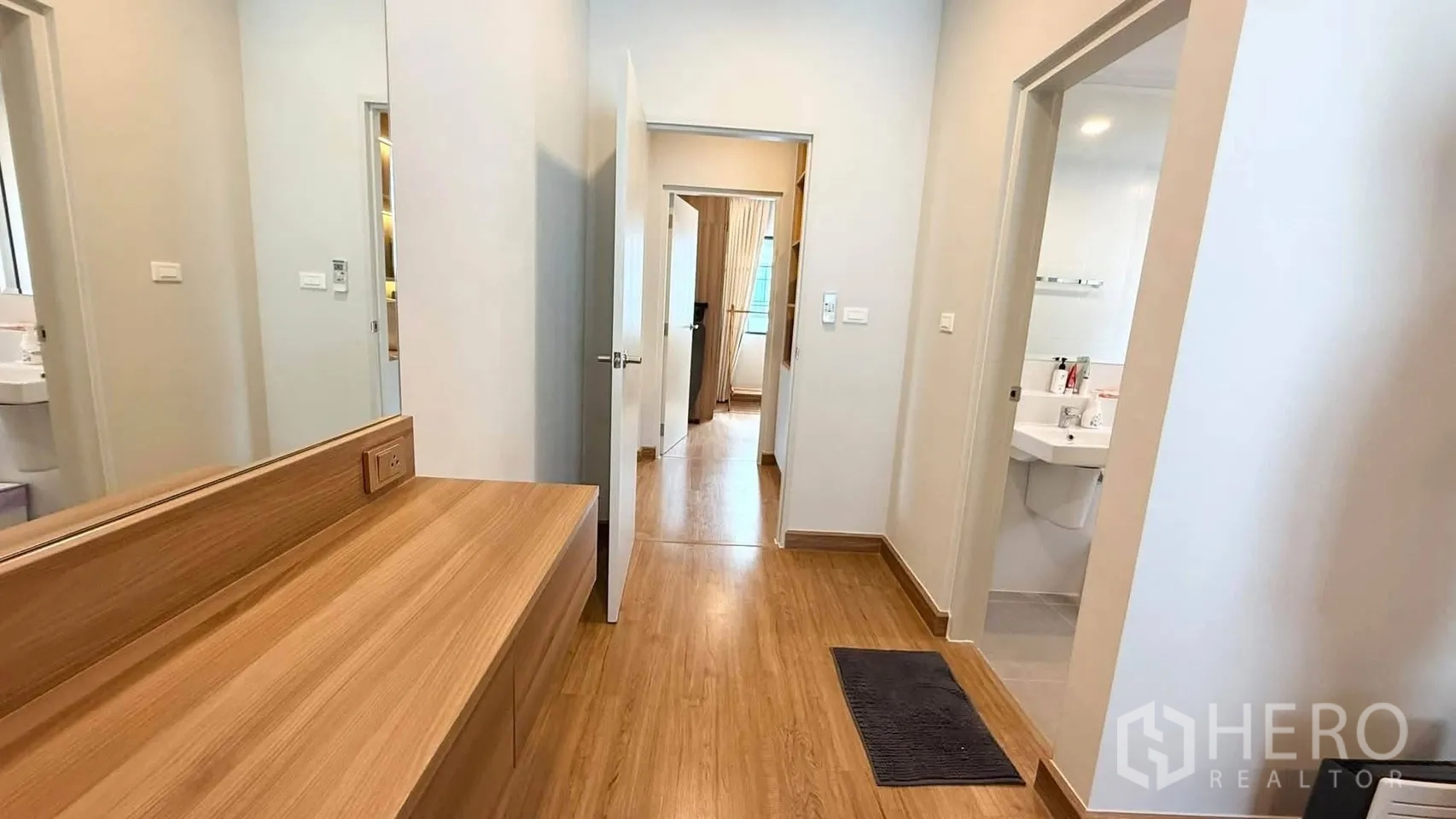 独栋房屋 for rent in Bang Phli, Samut Prakan - 楼层走廊配木质梳妆台与大镜子，通往卧室和浴室。