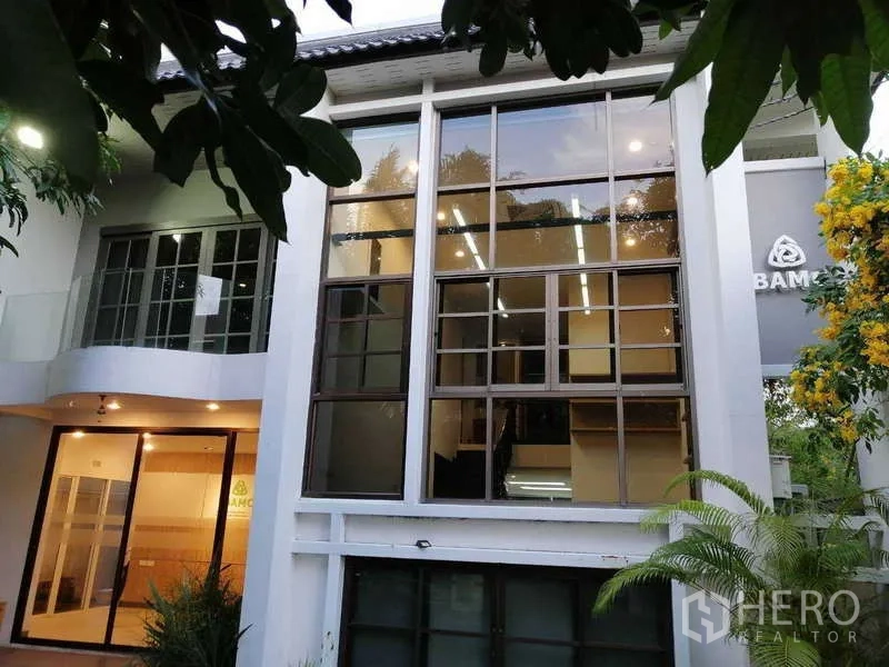 带办公室的家 出租在Watthana, Bangkok - 现代外立面，高窗幕墙，被绿树环绕