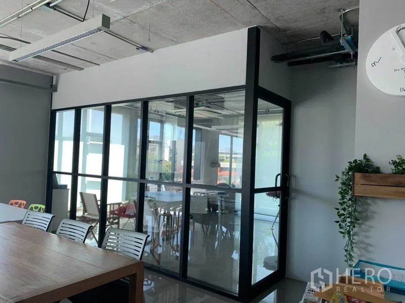 สำนักงาน ให้เช่าในPhaya Thai, Bangkok - ห้องประชุมรับแสงธรรมชาติ ล้อมด้วยผนังกระจกเต็มสูงและโต๊ะไม้ขนาดใหญ่