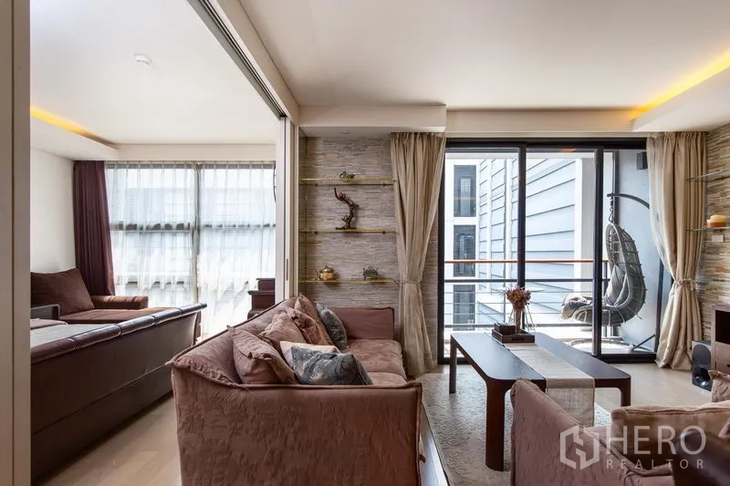 คอนโด ให้เช่าในWatthana, Bangkok - ฉากกั้นเลื่อนระหว่างห้องนอนและห้องนั่งเล่น เชื่อมต่อระเบียง