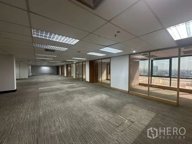 Office Space for rent in Khlong Toei, Bangkok - Open-plan office facing floor-to-ceiling windows and skyline views.