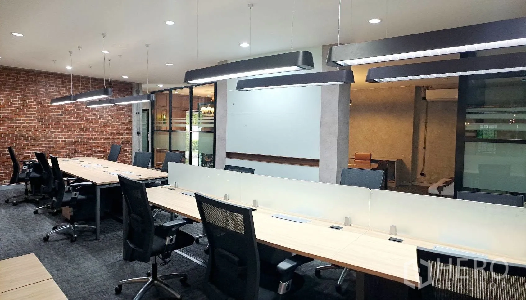 家庭办公室 for rent in Lat Phrao, Bangkok - 开放式办公室，吊灯照明悬于共享工位之上，配玻璃隔断。