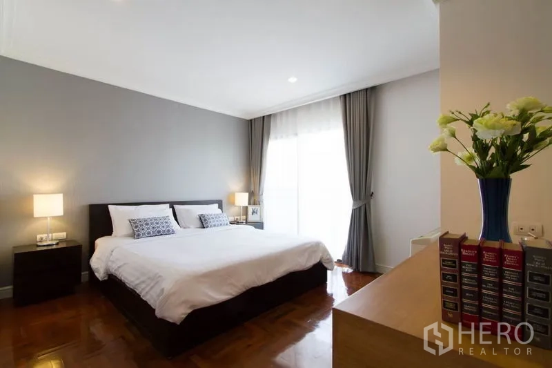 คอนโด ให้เช่าในWatthana, Bangkok - ห้องนอนหลักเตียงคิง ผนังสีเทา โคมไฟหัวเตียง และผ้าม่านโปร่งแสง