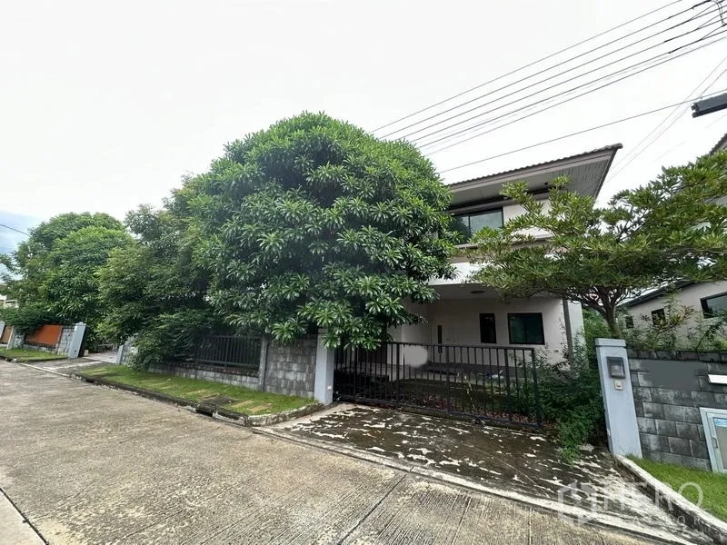บ้าน ขายในBang Khen, Bangkok - มุมมองริมถนนของบ้านมุมที่ร่มรื่นด้วยต้นไม้และรั้วหน้าบ้าน.
