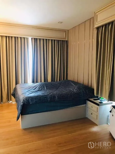 独立式住宅 出租在Chom Thong, Bangkok - 主卧配大床、木地板与全遮光落地窗帘。