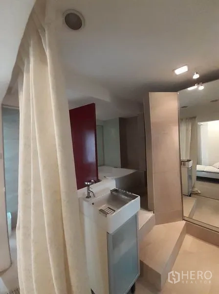 公寓 出租在Bang Na, Bangkok - 大面积浴室，带台盆、镜子与分区淋浴/更衣