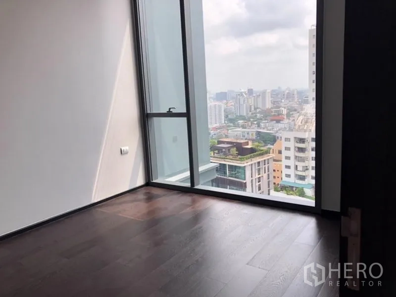 คอนโด ขายในWatthana, Bangkok - มุมห้องกระจกเต็มบาน เผยวิวสกายไลน์กรุงเทพฯ แบบพาโนรามา