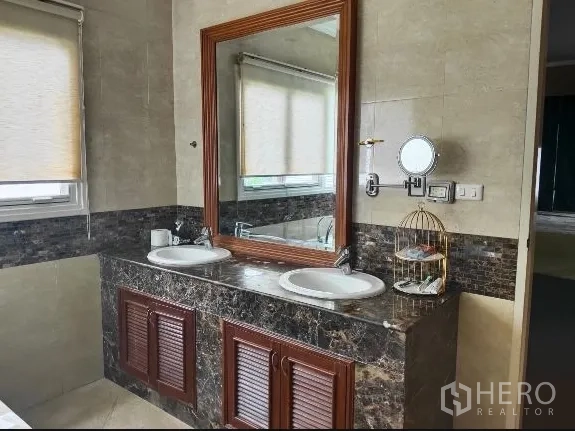 Detached House for rent in Huai Khwang, Bangkok - Bathroom with double sinks and marble countertop
