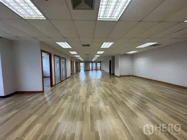 สำนักงาน ให้เช่า - พื้นที่ออฟฟิศแบบเปิด พร้อมห้องทำงานกั้นกระจกหลายห้องและไฟฝ้าเพดานสว่าง