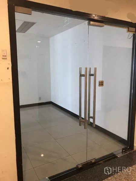 สำนักงาน ให้เช่าในWatthana, Bangkok - ประตูกระจกบานคู่ทางเข้าออฟฟิศว่าง พื้นกระเบื้อง