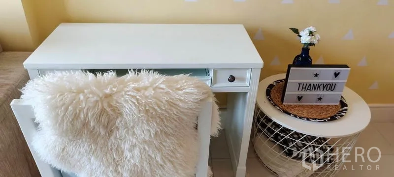 คอนโด ให้เช่าหรือขายในKhlong Toei, Bangkok - มุมทำงานโต๊ะสีขาวกับเก้าอี้ ผนังสีเหลืองลายจุด