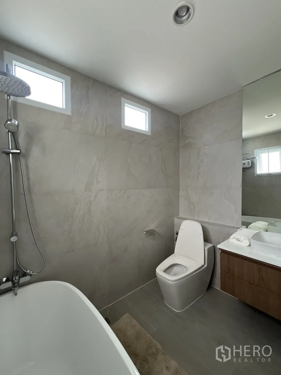 独立式住宅 出租在Mueang Samut Prakan, Samut Prakan - 二层走廊，通往各房间并可见卫生间。