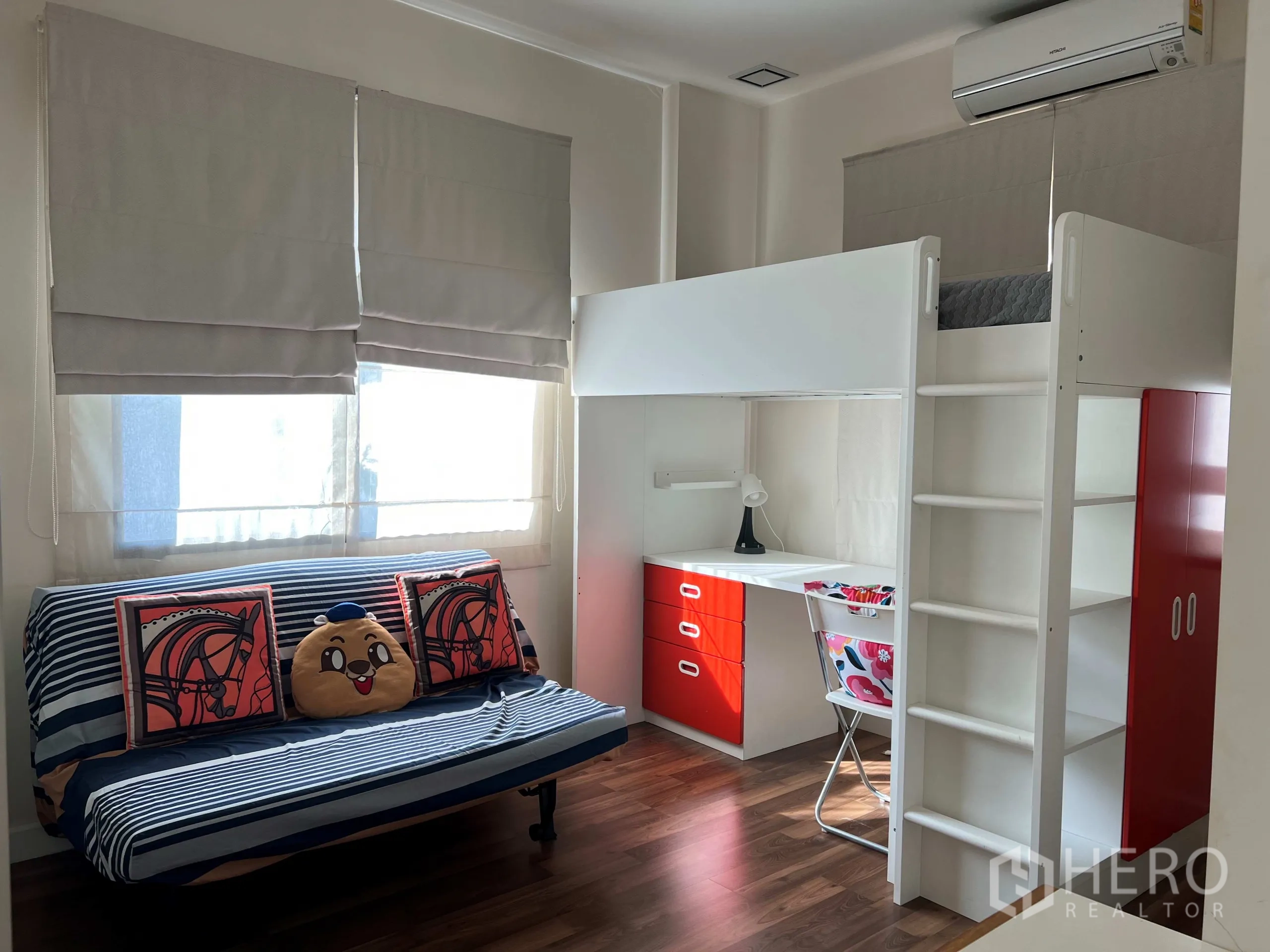 Detached House for rent in Prawet, Bangkok - Kids’ bedroom with loft bed, study desk and sofa beneath bright windows.