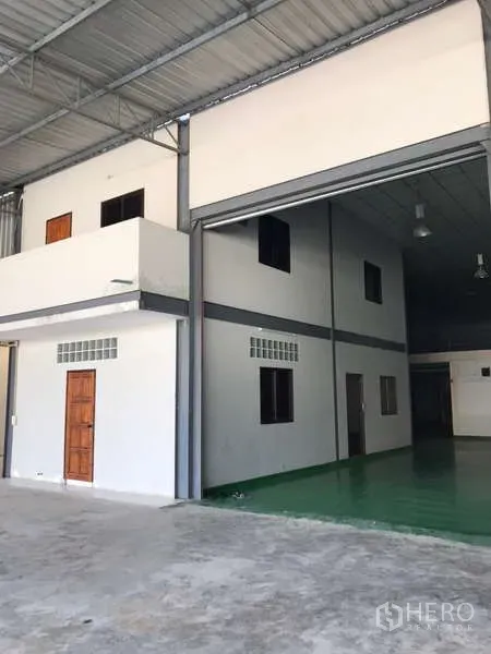 โรงงาน ให้เช่าในBang Phli, Samut Prakan - อาคารโรงงานเพดานสูง ประตูม้วนขนาดใหญ่ พร้อมชั้นลอยและพื้นอีพ็อกซี่สีเขียว