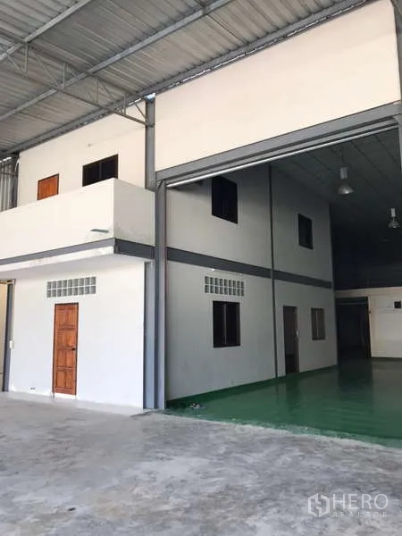 โรงงาน ให้เช่าในBang Phli, Samut Prakan - อาคารโรงงานเพดานสูง ประตูม้วนขนาดใหญ่ พร้อมชั้นลอยและพื้นอีพ็อกซี่สีเขียว