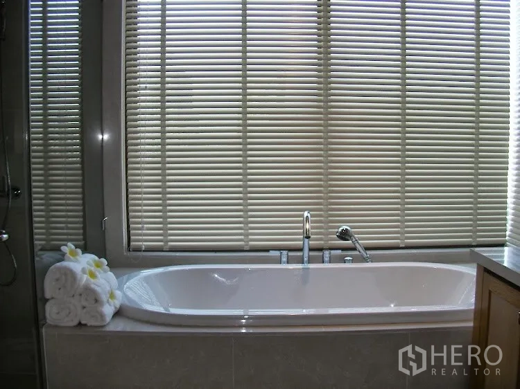 คอนโด ให้เช่าในKhlong Toei, Bangkok - อ่างอาบน้ำริมหน้าต่างบานเกล็ด พร้อมอ่างล้างหน้าแบบคู่