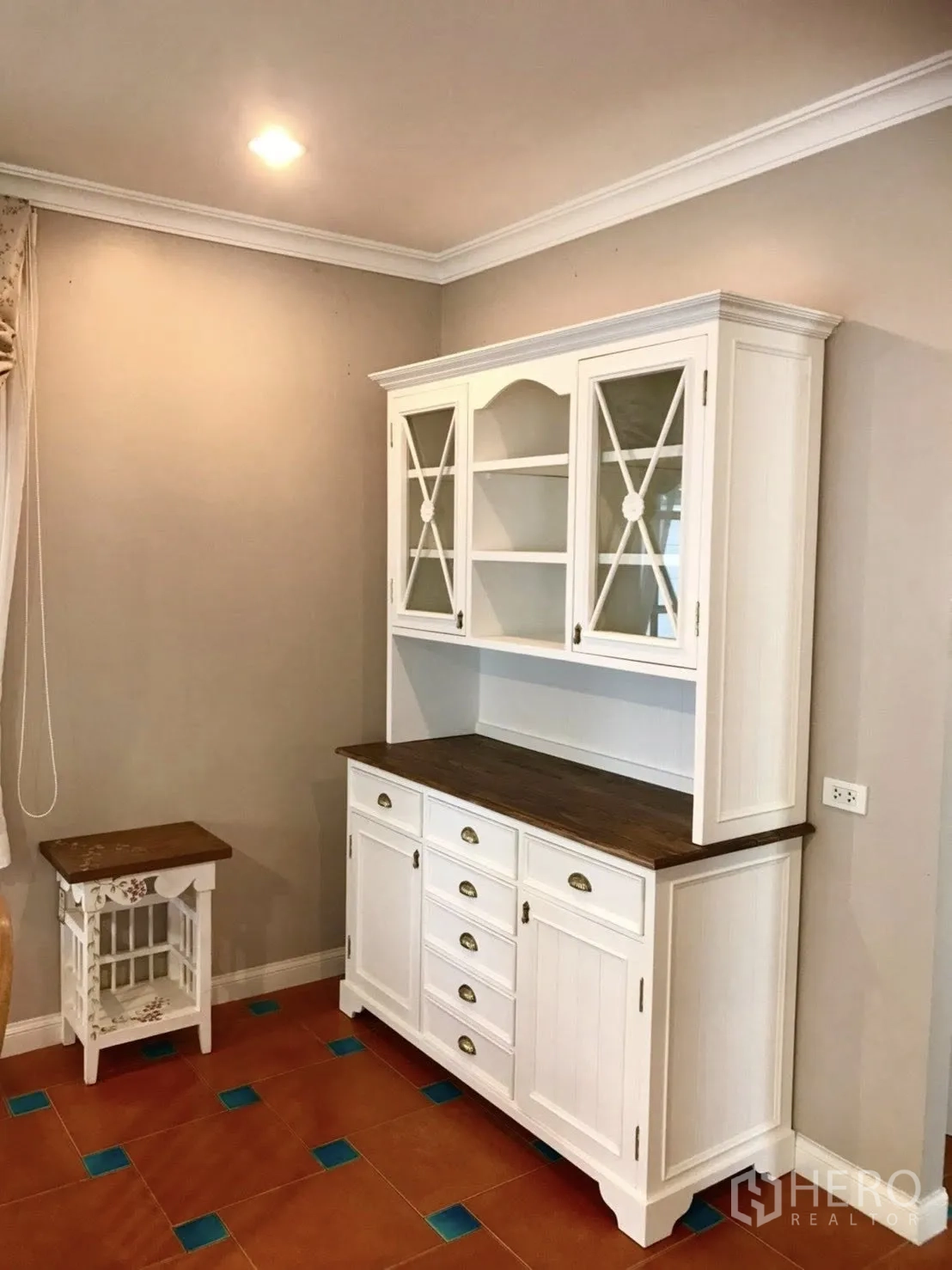 Detached House for rent in Mueang Samut Prakan, Samut Prakan - White hutch cabinet with display shelves and storage in the dining area.