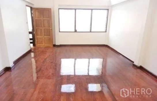 办公空间 出租在Chatuchak, Bangkok - 明亮办公室，亮面木地板，大窗与木门。