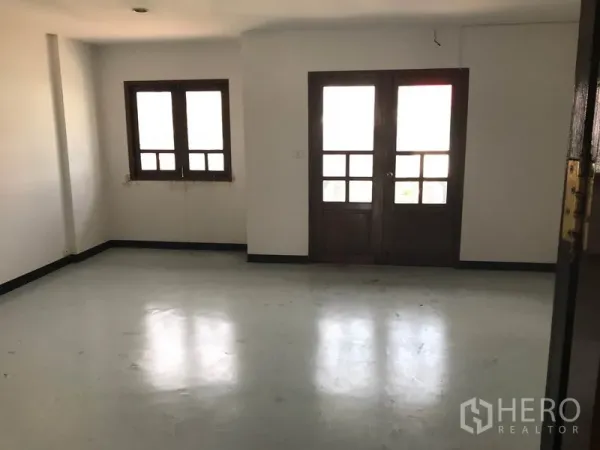 办公空间 出租在Khlong Toei, Bangkok - 宽敞办公室，木框窗与双扇玻璃门。