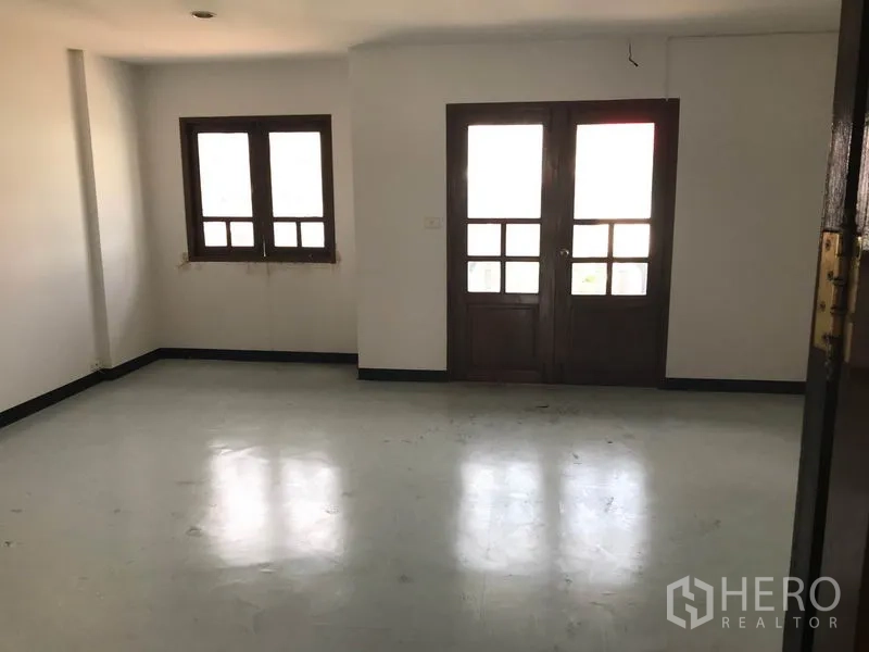 办公空间 出租在Khlong Toei, Bangkok - 宽敞办公室，木框窗与双扇玻璃门。