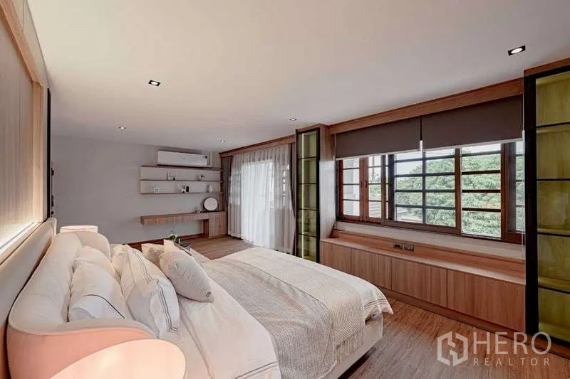 บ้าน ให้เช่าหรือขายในPhra Khanong, Bangkok - ห้องนอนสว่าง หน้าต่างบานใหญ่ พร้อมโต๊ะทำงานและตู้บิวท์อิน