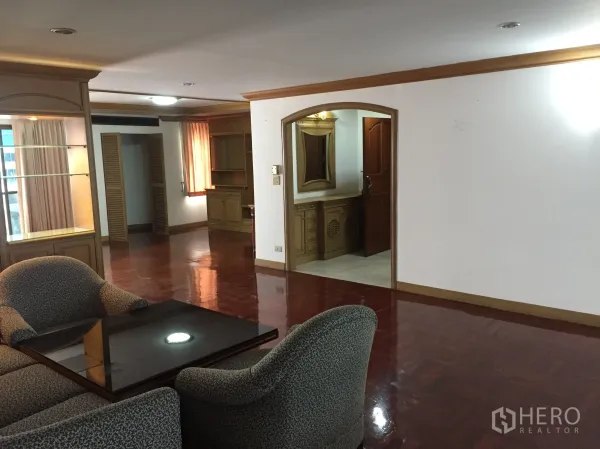 คอนโด ให้เช่าในKhlong Toei, Bangkok - มุมนั่งเล่นพร้อมประตูโค้ง ตู้โชว์บิลท์อิน และพื้นไม้ขัดเงา รับแสงธรรมชาติ