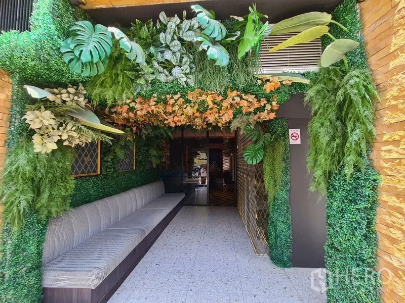 零售空间 出租在Bang Rak, Bangkok - 入口通道覆以立体绿植景观，设长条内嵌座椅。