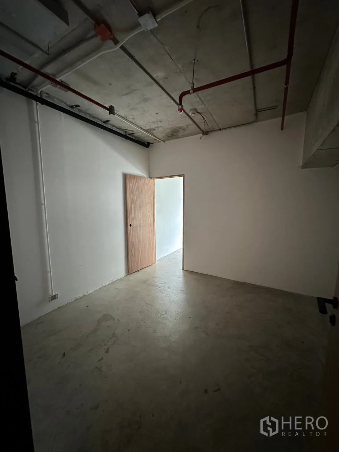 พื้นที่ขายปลีก ให้เช่าในWatthana, Bangkok - ห้องยูทิลิตีไม่มีหน้าต่าง พื้นคอนกรีต ระบบงานวิศวกรรมบนเพดาน