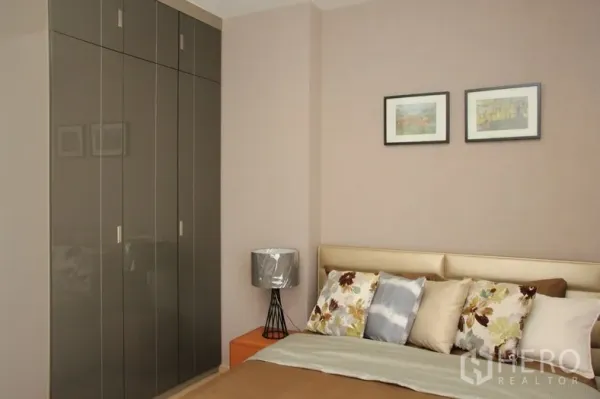 คอนโด ให้เช่าหรือขายในWatthana, Bangkok - ห้องนอนรองพร้อมตู้เสื้อผ้าบิวท์อินเงางาม เตียงนอน และโคมไฟข้างเตียง