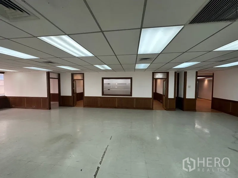 สำนักงาน ให้เช่าในWatthana, Bangkok - โถงทำงานแบบเปิดกว้าง ฝ้าเพดานหลอดไฟ พร้อมประตูสู่ห้องข้างเคียงหลายจุด