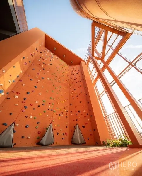 公寓 出售在Chatuchak, Bangkok - 公寓配套的室外攀岩墙设施