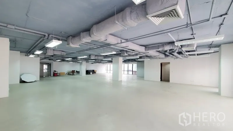 Office Space for rent in Watthana, Bangkok - Expansive office area with flexible zones, exposed services, and wraparound glazing.