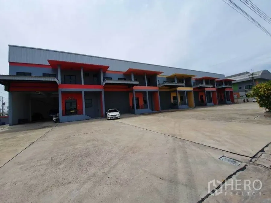 工厂 出租在Mueang Samut Sakhon, Samut Sakhon - 现代工厂排前的宽阔车道与停车场，方便卡车出入。