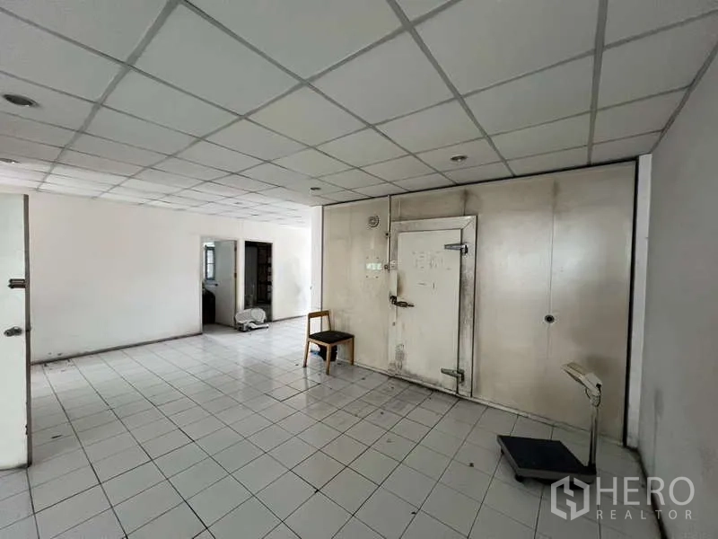 店屋 出租或出售在Khlong Toei, Bangkok - 白色瓷砖大空间，带冷库门与地磅