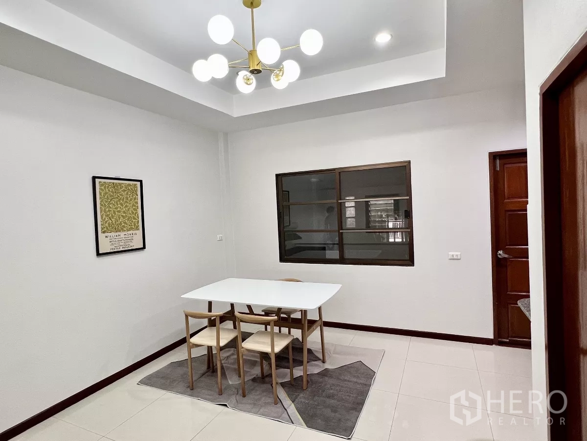 ทาวน์เฮาส์ ให้เช่าหรือขายในPhra Khanong, Bangkok - ห้องทานอาหารสว่าง โคมไฟโมเดิร์น โต๊ะสีขาวกับเก้าอี้ไม้