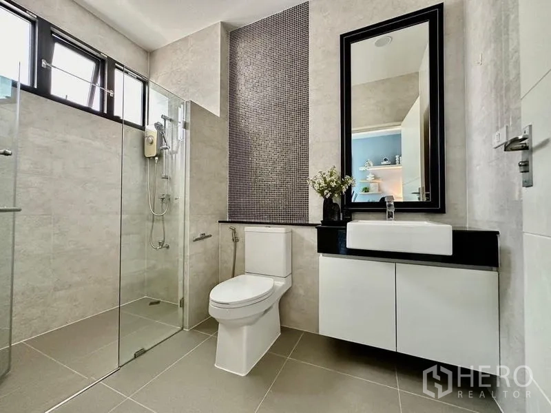 บ้าน ให้เช่าในLat Krabang, Bangkok - ห้องน้ำโมเดิร์น ตู้อาบน้ำกระจก อ่างล้างหน้าแขวน และกระจกบานใหญ่