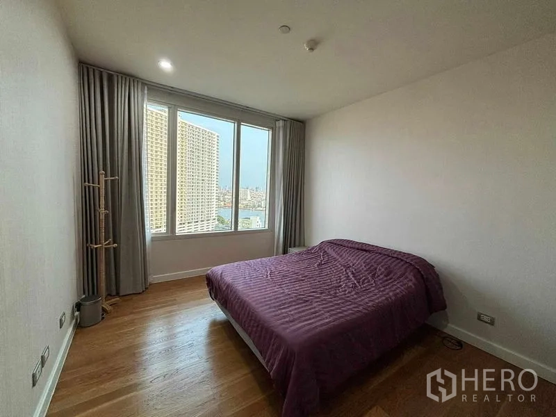 คอนโด ให้เช่า - ห้องนอนที่สอง พื้นไม้ หน้าต่างบานใหญ่รับวิวเมือง