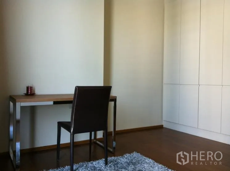 คอนโด ให้เช่าในWatthana, Bangkok - มุมทำงานสไตล์มินิมัล พร้อมโต๊ะ เก้าอี้ พรม และตู้บิวท์อินเต็มผนัง