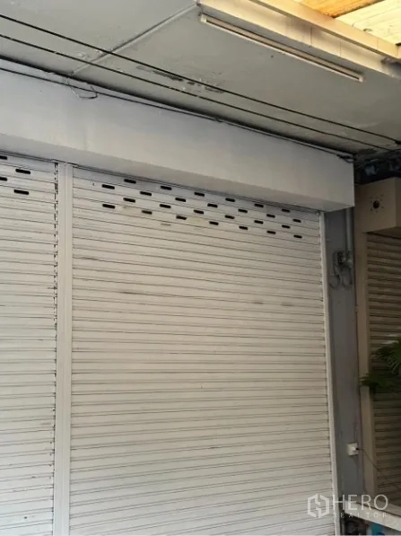 อาคารพาณิชย์ ให้เช่าในWatthana, Bangkok - ภาพระยะใกล้ประตูม้วนโลหะสีขาวของหน้าร้าน ใต้กันสาด เหมาะทำค้าขาย