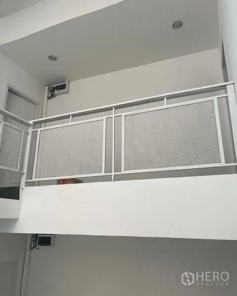 店屋 出售在Din Daeng, Bangkok - 室内夹层区，白色金属栏杆与挑高空间，采光明亮。