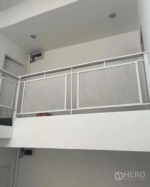 店屋 出售在Din Daeng, Bangkok - 室内夹层区，白色金属栏杆与挑高空间，采光明亮。