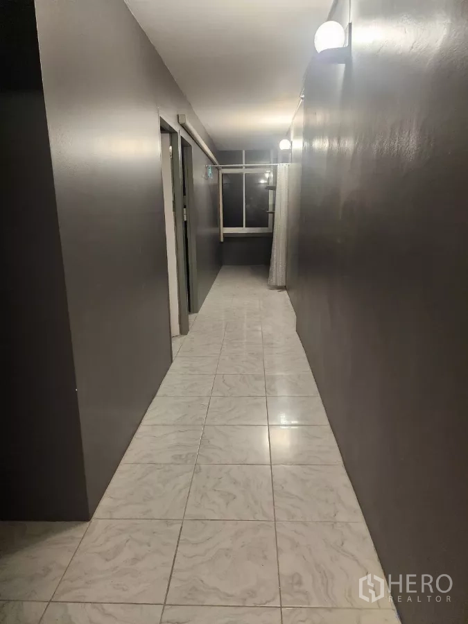 อาคารพาณิชย์ ให้เช่าในKhlong Toei, Bangkok - ห้องสตูดิโอขนาดใหญ่พร้อมเตียงและแท่นอาบน้ำกั้นผ้าม่าน