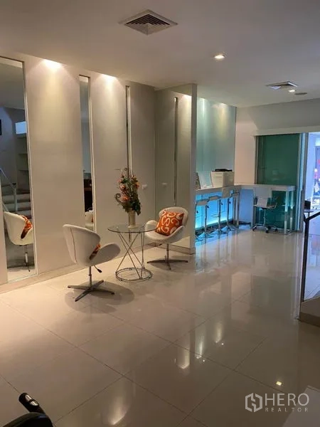 สำนักงานที่บ้าน ให้เช่าในWang Thonglang, Bangkok - พื้นที่ต้อนรับพื้นกระเบื้องเงา มีมุมที่นั่งและไฟดาวน์ไลท์