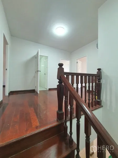 联排别墅 出售在Khlong Toei, Bangkok - 木质楼梯与平台，通往二层卧室。